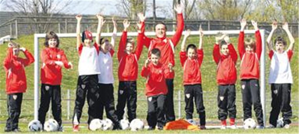 Ex-Profi Günther Schäfer (Mitte hinten) begeistert mit der VfB-Fußballschule jedes Jahr mehrere Tausend Kinder. Im Mai kommt er mit einem Wochenend-Camp nach Großglattbach.
Foto: VfB
