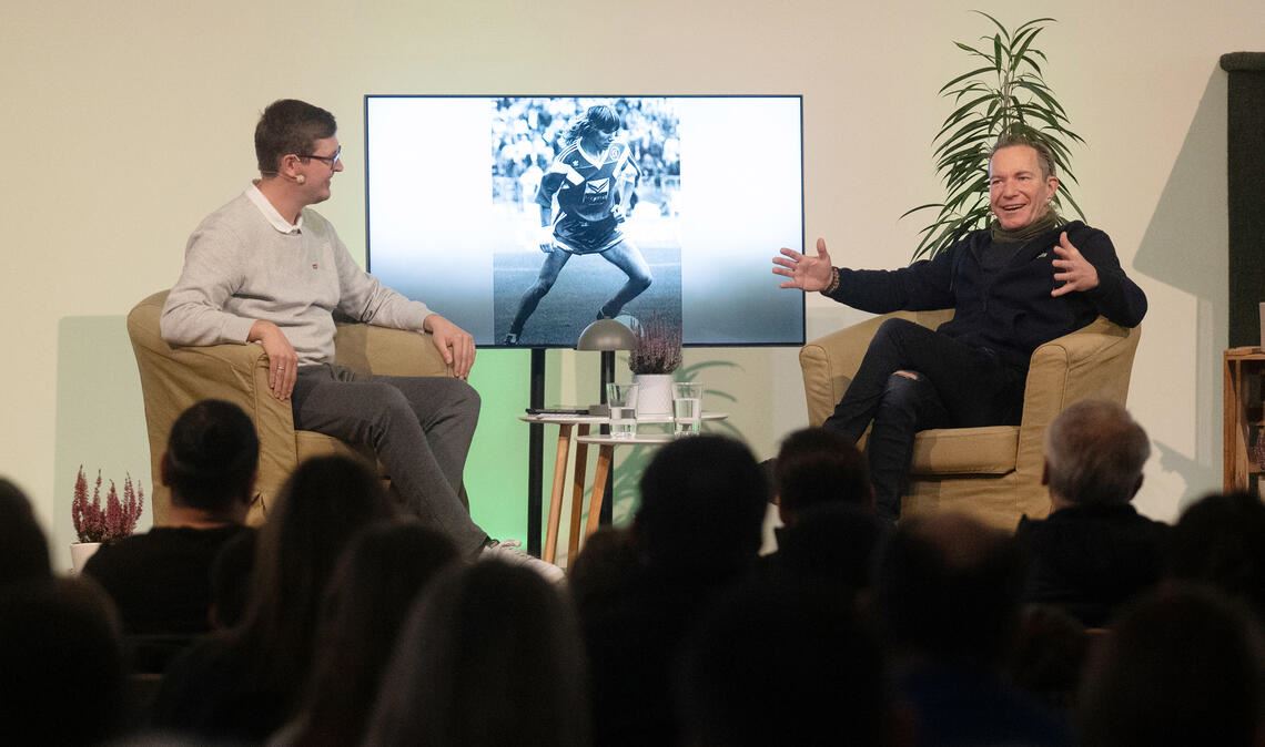 Ex-Profi Michael Sternkopf (re.) beim „Talk-Gottesdienst“ im Gespräch mit Gemeindereferent und KSC-Fan Joachim Leu. Foto: Fotomoment