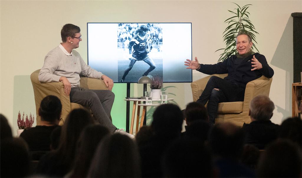 Ex-Profi Michael Sternkopf (re.) beim „Talk-Gottesdienst“ im Gespräch mit Gemeindereferent und KSC-Fan Joachim Leu. Foto: Fotomoment