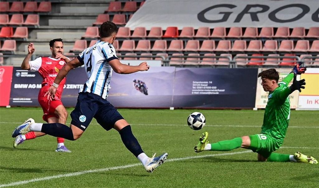 Ex-VfB-Profi Lukas Rupp (li.) überwindet im Hinspiel den damaligen Kickers-Keeper Bela Dumrath zum 3:0-Endstand für Kassel – am Samstag wollen es die Blauen deutlich besser machen.