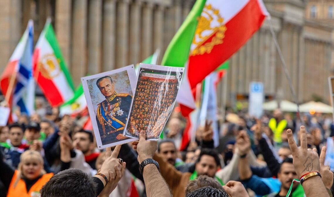 Exiliraner schwenken die historische Iranflagge und fordern die Rückkehr der Schah-Dynastie.