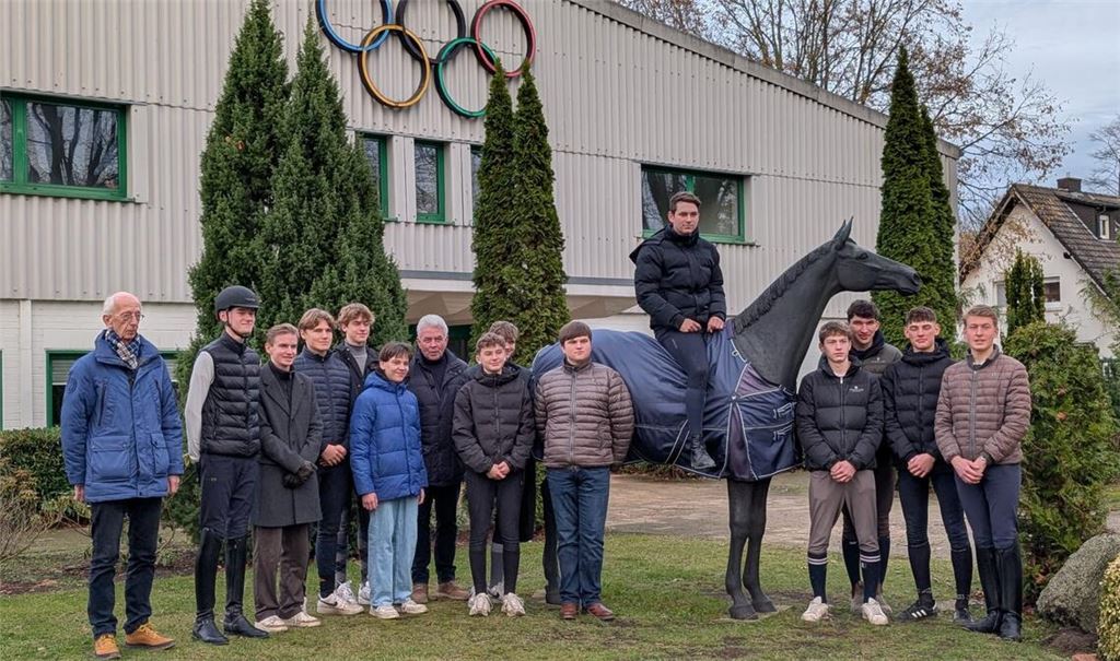 Exoten in ihrer Sportart unter sich: die jungen Dressurreiter und der Bundestrainer beim Lehrgang in Warendorf unter dem Motto „Jungs im Viereck“. Fotos: privat