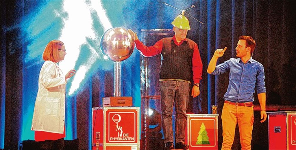 Experiment mit Günther aus dem Pub (li.) oder mit dem geschleuderten Glas: Die Physikanten faszinieren ihre Zuschauer. Fotos: Stahlfeld