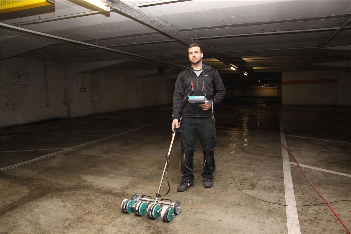Experte Markus Fuchs erkundet die Korrosionsschäden in der Tiefgarage Stadtmitte. (Foto: Sadler)