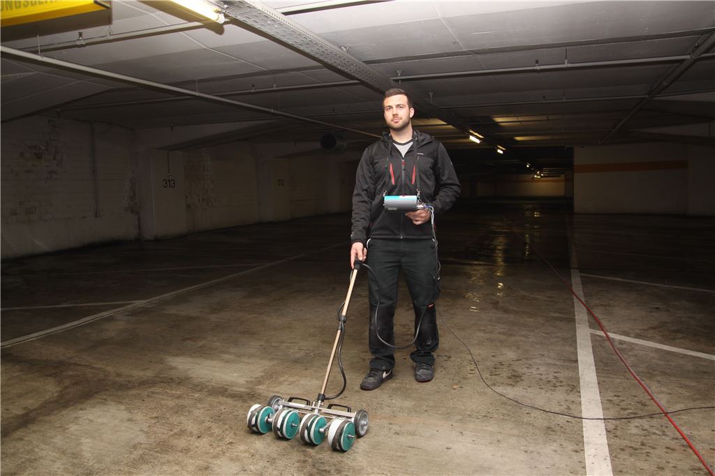 Experte Markus Fuchs erkundet die Korrosionsschäden in der Tiefgarage Stadtmitte. (Foto: Sadler)