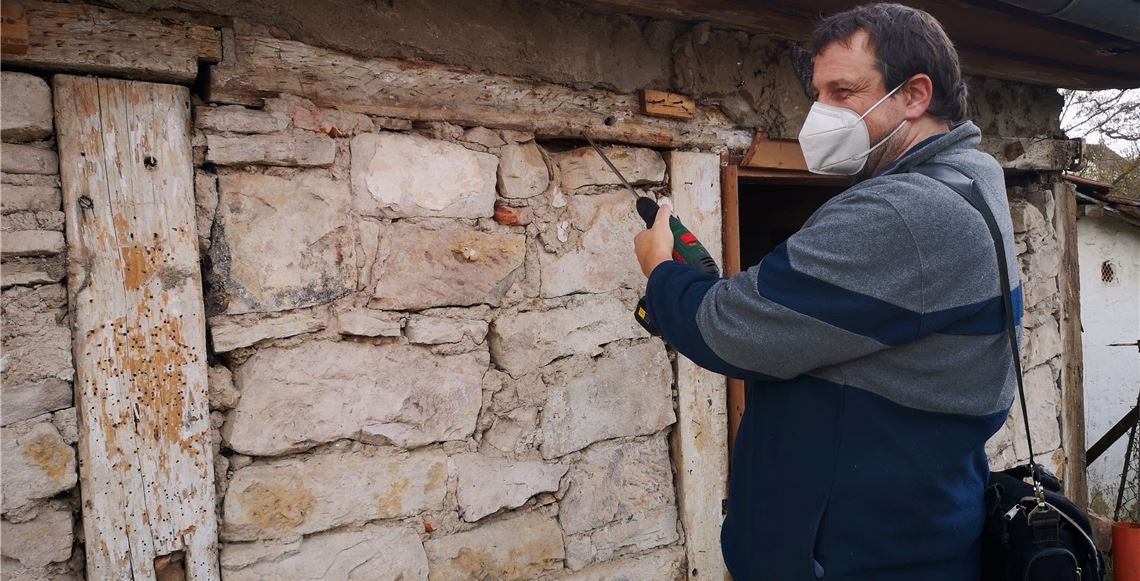 Die Suche nach dem wahren Alter Experte Tilmann Marstaller nimmt Proben am Herzenhäusle, das zwar abgebrochen wird, dessen Geschichte aber erforscht und festgehalten werden soll. Fotos: privat (Bächle)