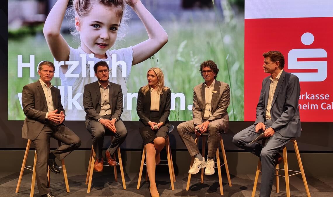 Experten-Talk zum Thema Energiewende im Turmquartier der Sparkasse Pforzheim Calw mit (v.li.) Thomas Börsig (LBBW), Elias Weigel (keep), Kristina Sauter (Sparkasse), Jochen Schleeh (Sparkasse) und Moderator Andreas Franik. Foto: Metzbaur