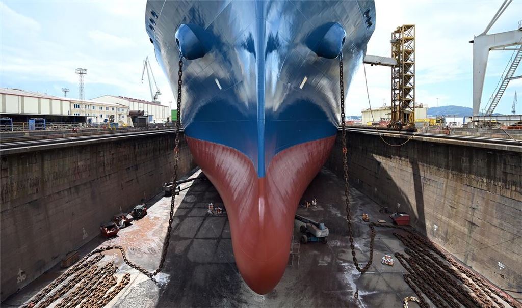Experten rechnen damit, dass in den kommenden Jahren weltweit immer mehr Flüssigerdgas (LNG) gehandelt wird. Das Foto zeigt den Bug des LNG-Tankschiffs "Maran Gas Amorgos", das kürzlich für eine Wartung in einem Trockendock in Spanien lag.