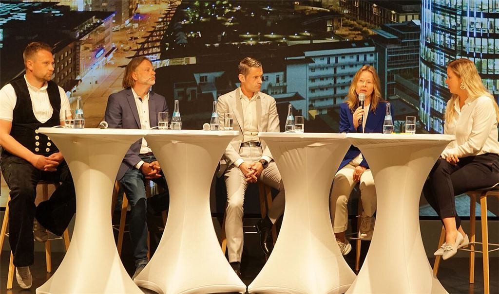 Expertenrunde (v.li.): Matthias Stoll, Gründer und Geschäftsführer der Stoll Zimmerei & Dacheindeckungen GmbH, Ingo Reime, Inhaber und Gründer der Reime Management, Markus Reisch, Geschäftsführer/CEO Kemmlit-Bauelemente GmbH, Martina Lehmann, Vorsitzende der Geschäftsführung der Arbeitsagentur Nagold-Pforzheim, und Dr. Julia Nagel, Moderatorin. Foto: Bastian