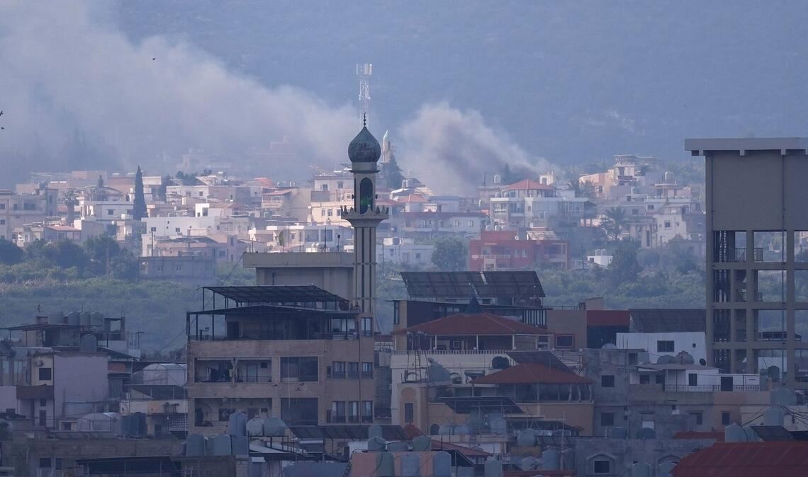 Explosionen in der Ferne: Rauch nach Luftangriff auf Qlaileh steigt nahe Tyrus im Südlibanon auf