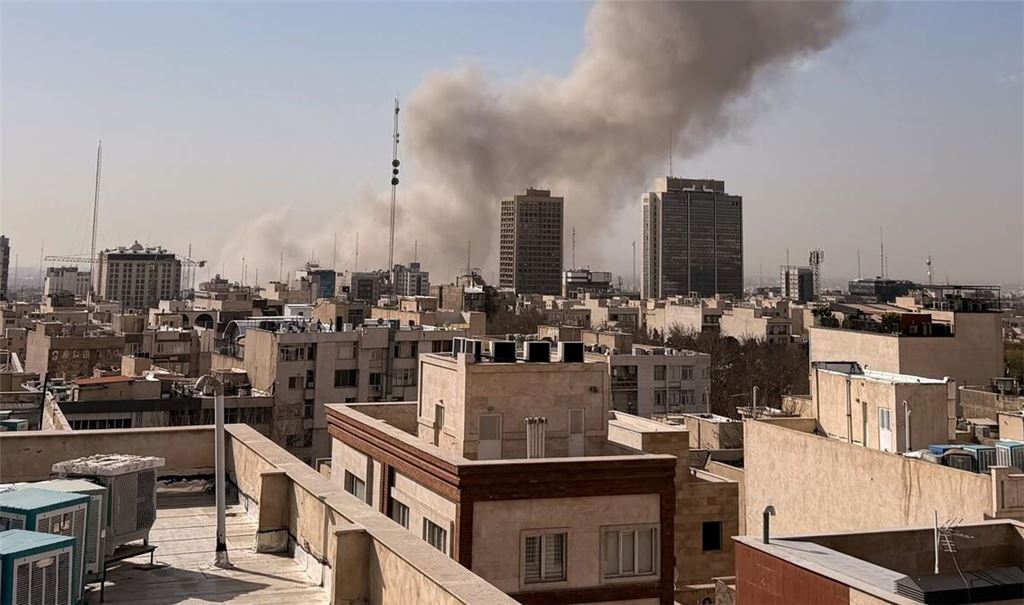 Explosionen lassen den Rauch über Teheran aufsteigen. Wie lange währt die Eskalation im Iran?