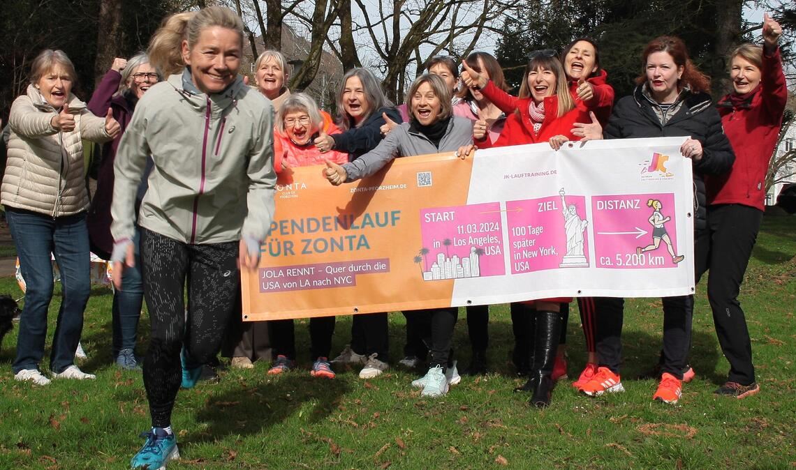 Extremsportlerin Jola Ketterer und Mitglieder von Zonta Club Pforzheim, in der Mitte Projekt-Patin Simone Schroth.Foto: Thomas Hägele.