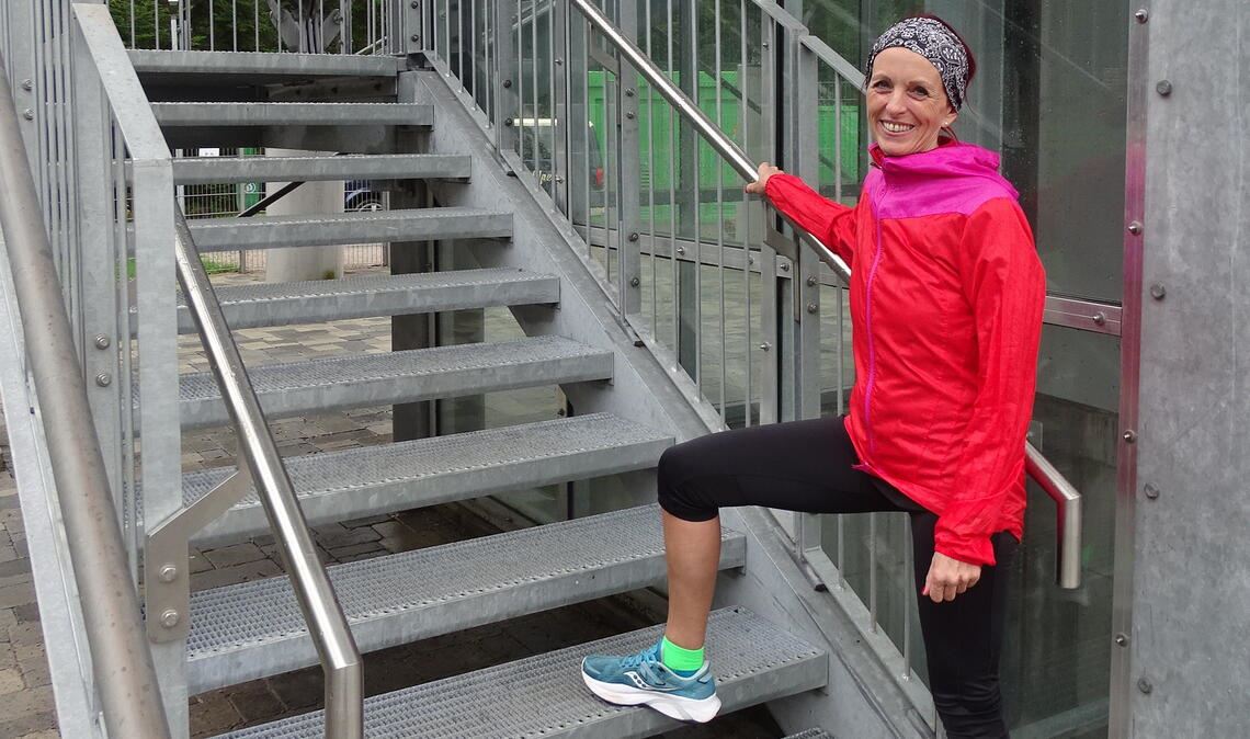 Extremsportlerin Tanja Höschele peilt am Schömberger Aussichtsturm „Himmelsglück“ den Weltrekord für Höhenmeter in zwölf Stunden an.