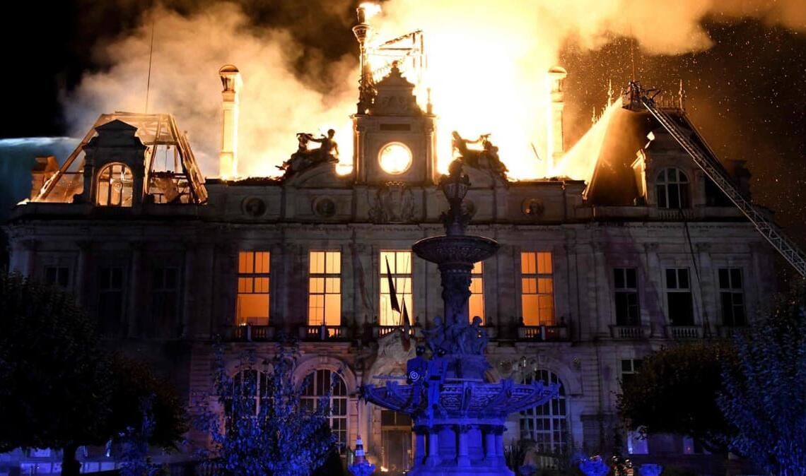 Exzess im Nachbarland: brennendes Rathaus von Limoges.