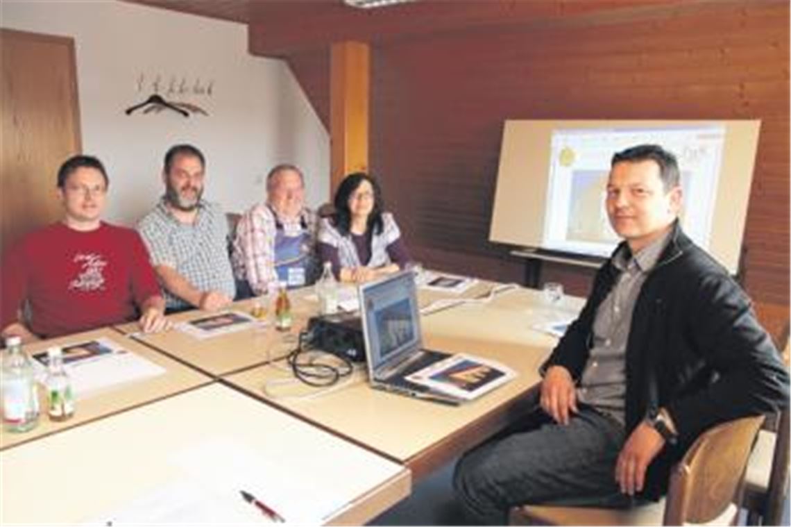 FBK-Vorstandsmitglied und Architekt Patric Göhner (re.) zusammen mit den Knittlinger Stadträten (v. li.) Jörg Steinhilper, Klaus Meiser, Karl Hähnle und Petra Jankowski. Foto: Franz