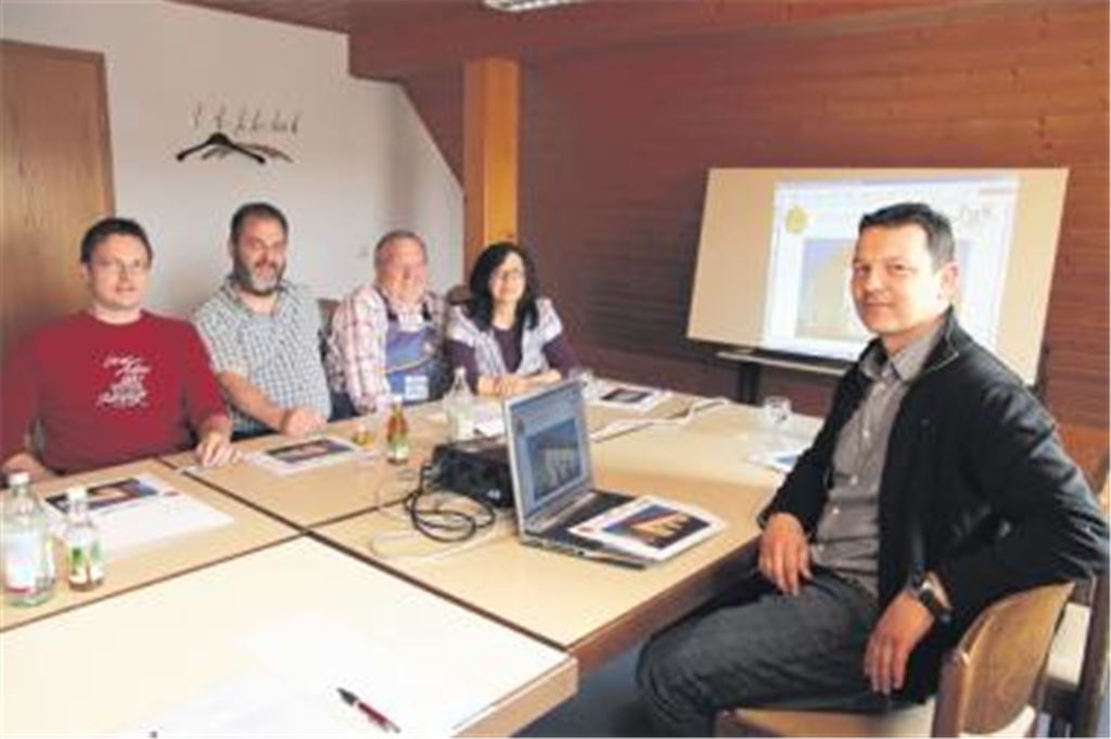 FBK-Vorstandsmitglied und Architekt Patric Göhner (re.) zusammen mit den Knittlinger Stadträten (v. li.) Jörg Steinhilper, Klaus Meiser, Karl Hähnle und Petra Jankowski. Foto: Franz