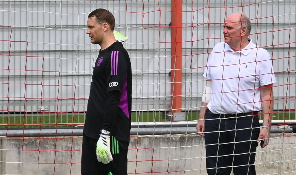 FC Bayern-Keeper Manuel Neuer (links) und Ehrenpräsident Uli Hoeneß