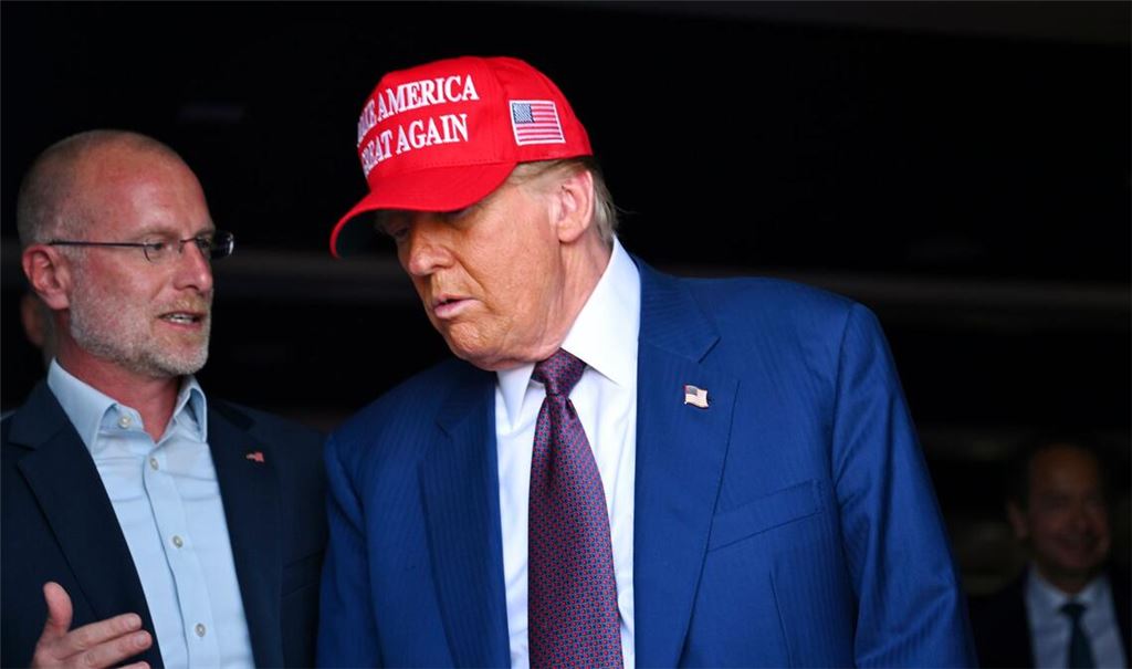 FCC-Chef Brendan Carr (l) ist ein Vertrauter von US-Präsident Donald Trump. (Archivbild)