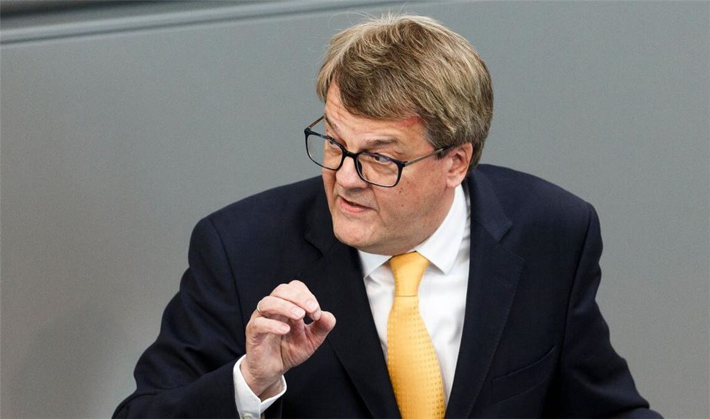 FDP-Politiker Reinhard Houben während einer Rede im Deutschen Bundestag.