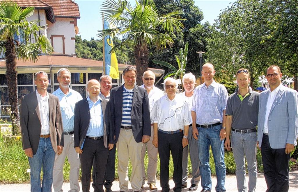 FDP-Politiker auf der Gartenschau. Mit auf dem Bild Landtagsfraktionschef Dr. Hans-Ulrich Rülke (5. v. li.), Europaabgeordneter Michael Theurer (3. v. li.), Oberbürgermeister Frank Schneider (rechts) und Frank Tichlers als Vertreter des Landesfachverbands deutscher Floristen (2. v. re.). Foto: Sadler