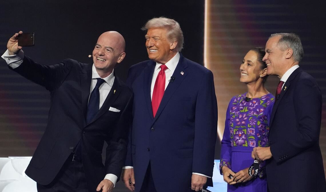 FIFA-Präsident Gianni Infantino (l-r) macht ein Selfie mit US-Präsident Donald Trump, der mexikanischen Präsidentin Claudia Sheinbaum und dem kanadischen Premierminister Mark Carney. (Archivbild)