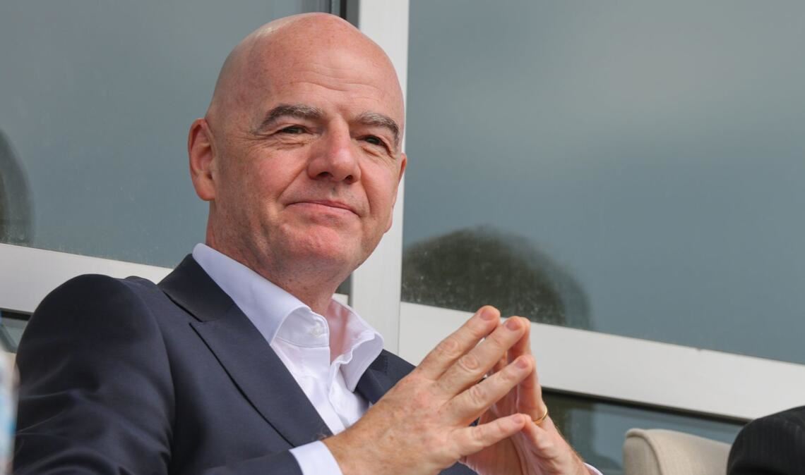 FIFA-Präsident Gianni Infantino verfolgt ein Spiel der iranischen NAtionalmannschaft.