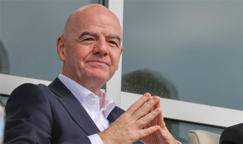 FIFA-Präsident Gianni Infantino verfolgt ein Spiel der iranischen NAtionalmannschaft.