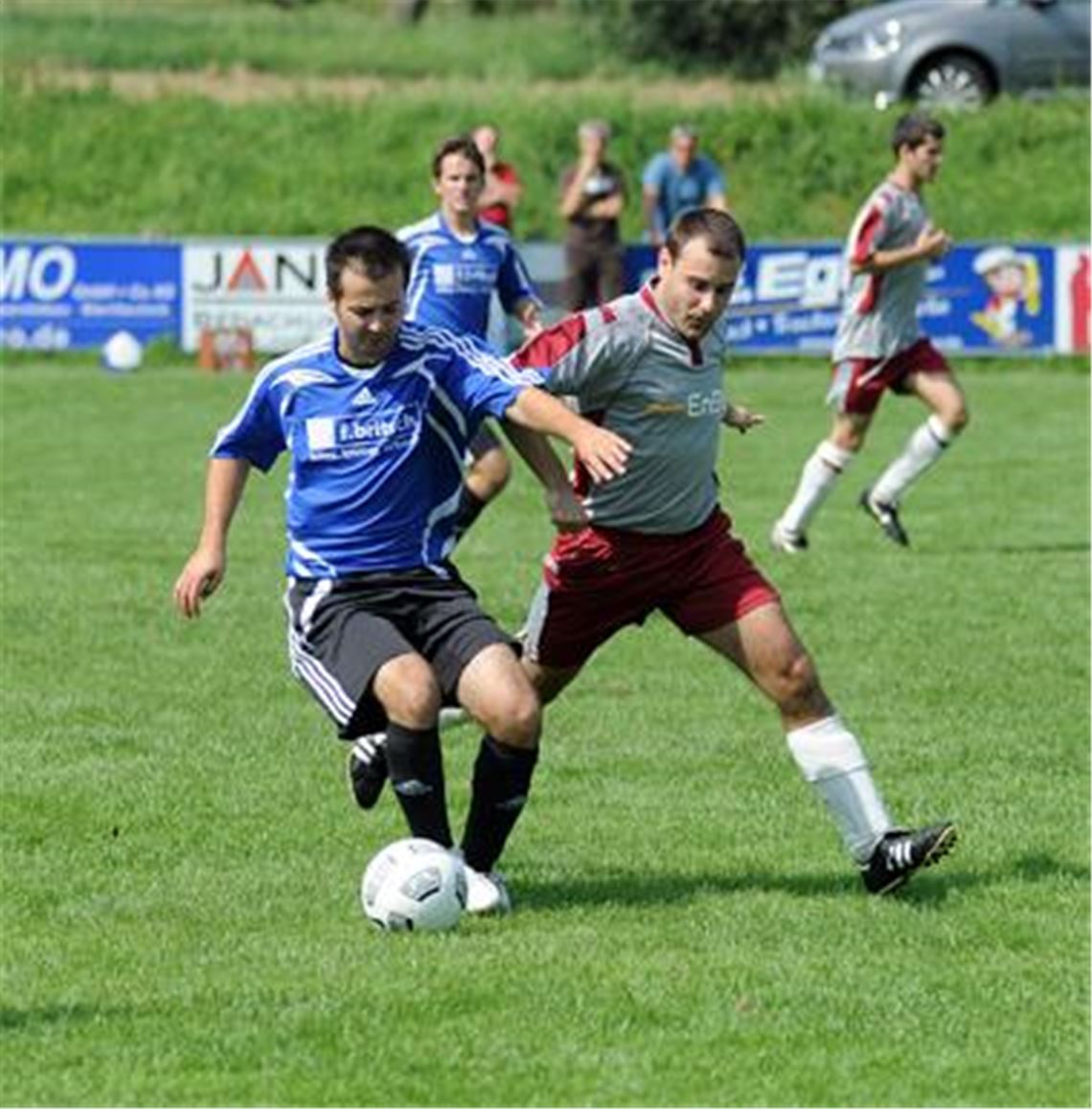 FV Knittlingen (grau-rot) bestraft die Fehler von Viktoria Enzberg.
 Foto: Fotomoment