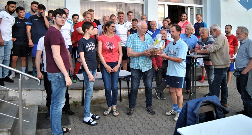 FVK-Vorsitzender Marcus Egler (mit Präsent), die übrigen Mitglieder des Vorstandes und im Hintergrund auch die Fußballer gratulierten dem langjährigen Clubhauswirt Paul Saric und seiner Familie (links daneben) zum 30-Jahr-Jubiläum. Foto: Haller