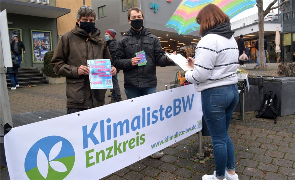 Fabian Aisenbrey (li.) und Odino Maestri sammeln Unterschriften, damit die Klimaliste Baden-Württemberg bei der Landtagswahl am 14. März 2021 antreten kann.Foto: Stahlfeld