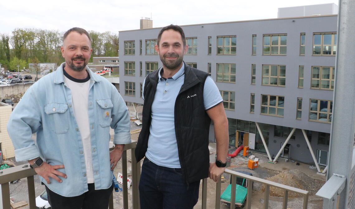 Fabian Borrmann (li.) und Tobias Weber im vierten Obergeschoss des Wohngebäudes. Fotos: Steigleder