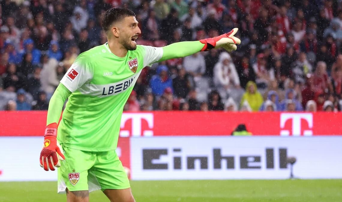 Fabian Bredlow steht im VfB-Tor.