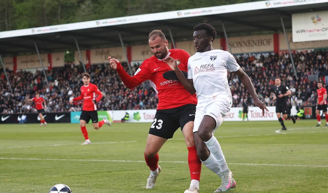 Fabian Eisele (li.) im Zweikampf mit Abou Ballo.