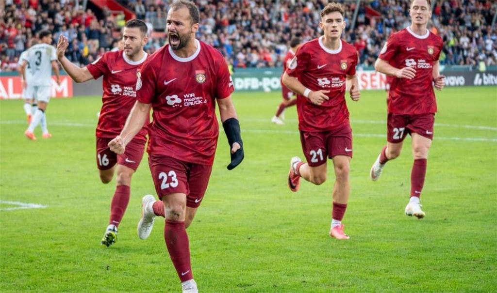 Fabian Eisele und die SG Sonnenhof Großaspach schalten Bielefeld aus.
