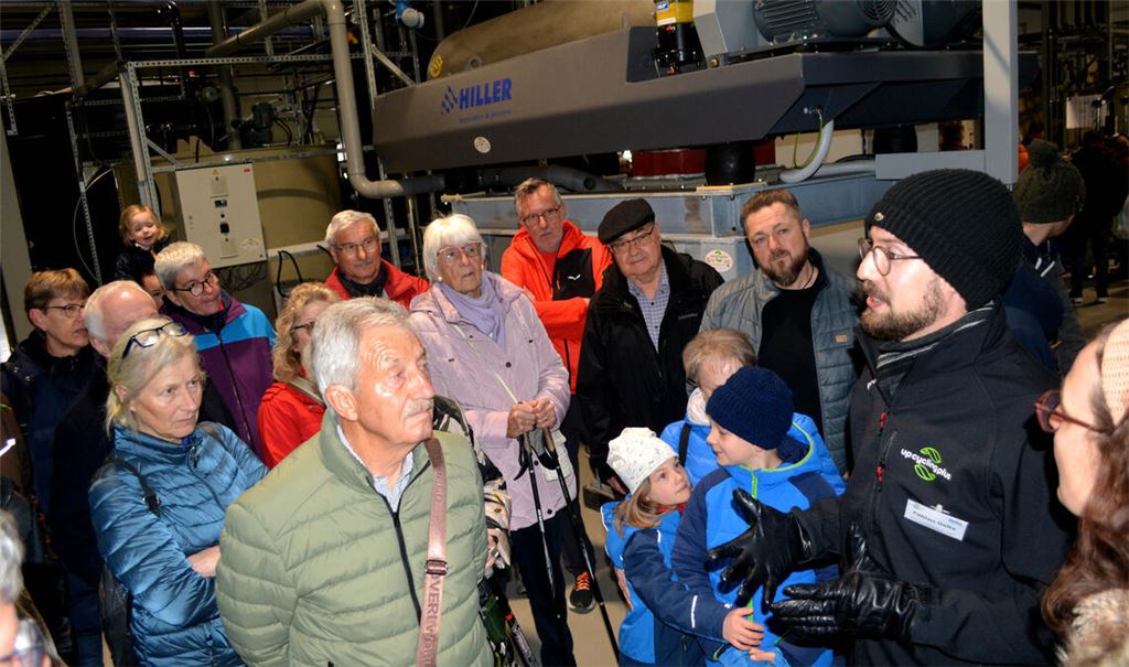 Fabian Geltz erklärt, wie die Aufbereitung der Gärreste aus der Biomethan-Anlage funktioniert und warum seine Pflanzerde einen wichtigen Beitrag zum Klimaschutz leisten könnte. Fotos: Stahlfeld