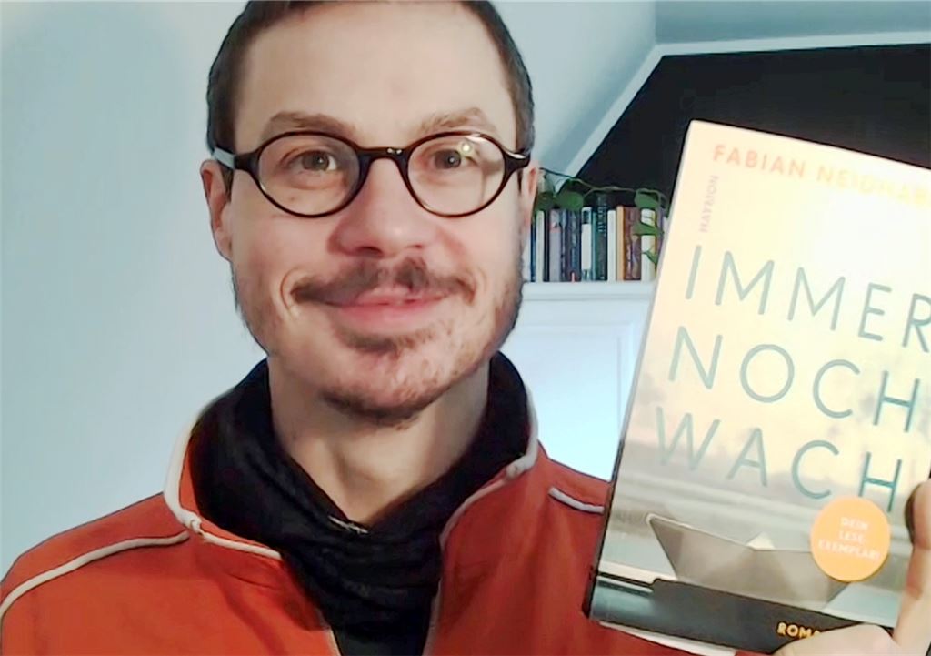 Fabian Neidhardt mit seinem Buch.Roth
