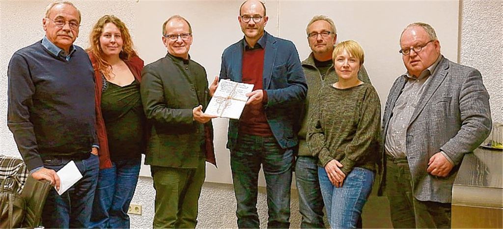 Fabian Pulz (4.v.rechts) händigt die Liste mit 135 Unterschriften an Bürgermeister Winfried Abicht aus. Mit dabei sind Vertreter von CDU, FDP, LMU, AfD und Freien Wählern. Foto: Disselhoff