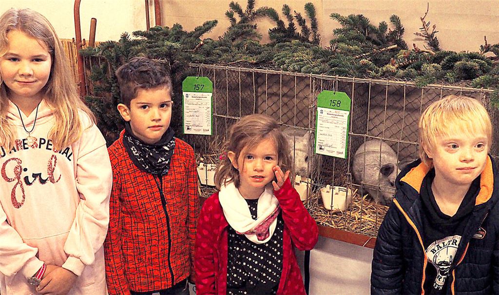 Fabian Scheipner (2.v.li.) freut sich zusammen mit seiner Schwester Leonie (2.v.re.) sowie Jana und Maximilian über seine Auszeichnung als Jugendmeister. Foto: privat