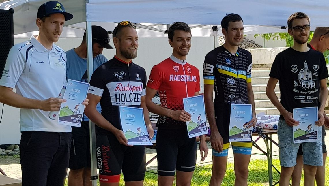 Fabian Volle aus Lomersheim (rotes Trikot) freut sich über seine Platzierung. privat