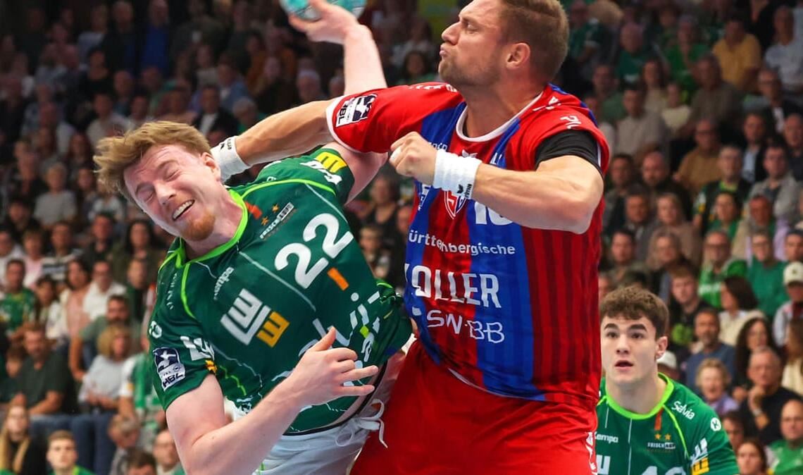 Fabian Wiederstein (re.) stoppt Frisch-Auf-Linkshänder Erik Persson