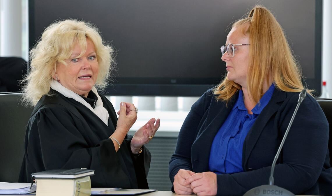 Fabians Mutter (r-l) nimmt mir ihrer Anwältin als Nebenklägerin an dem Prozess teil.