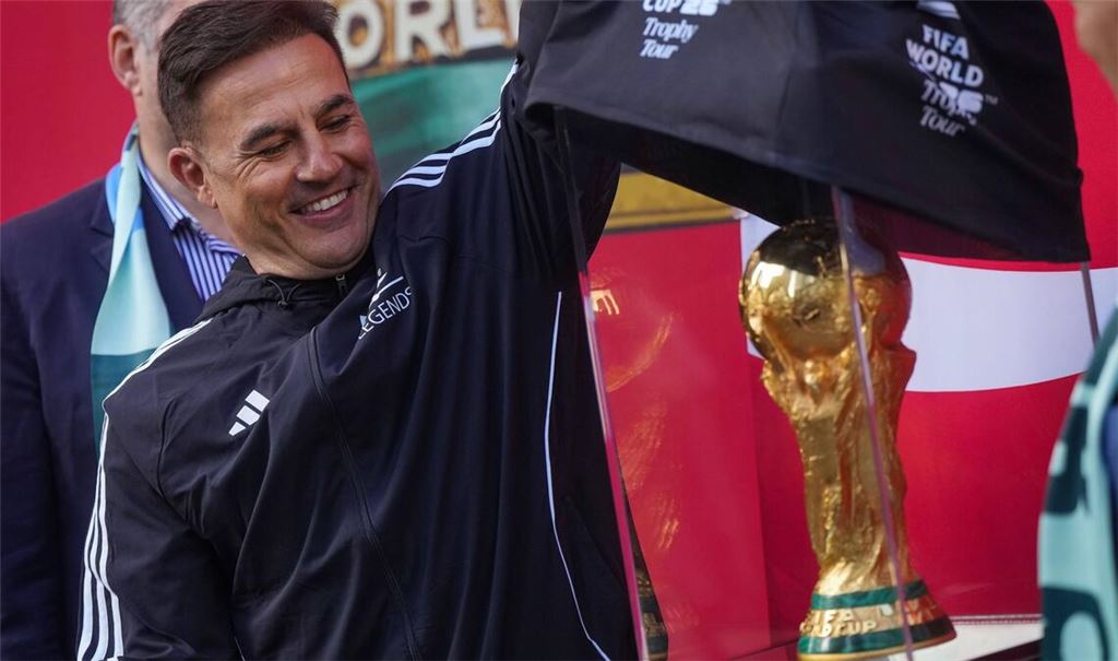 Fabio Cannavaro im April bei einer Tour zur Präsentation des WM-Pokals. 2006 gewann der Italiener die Trophäe.