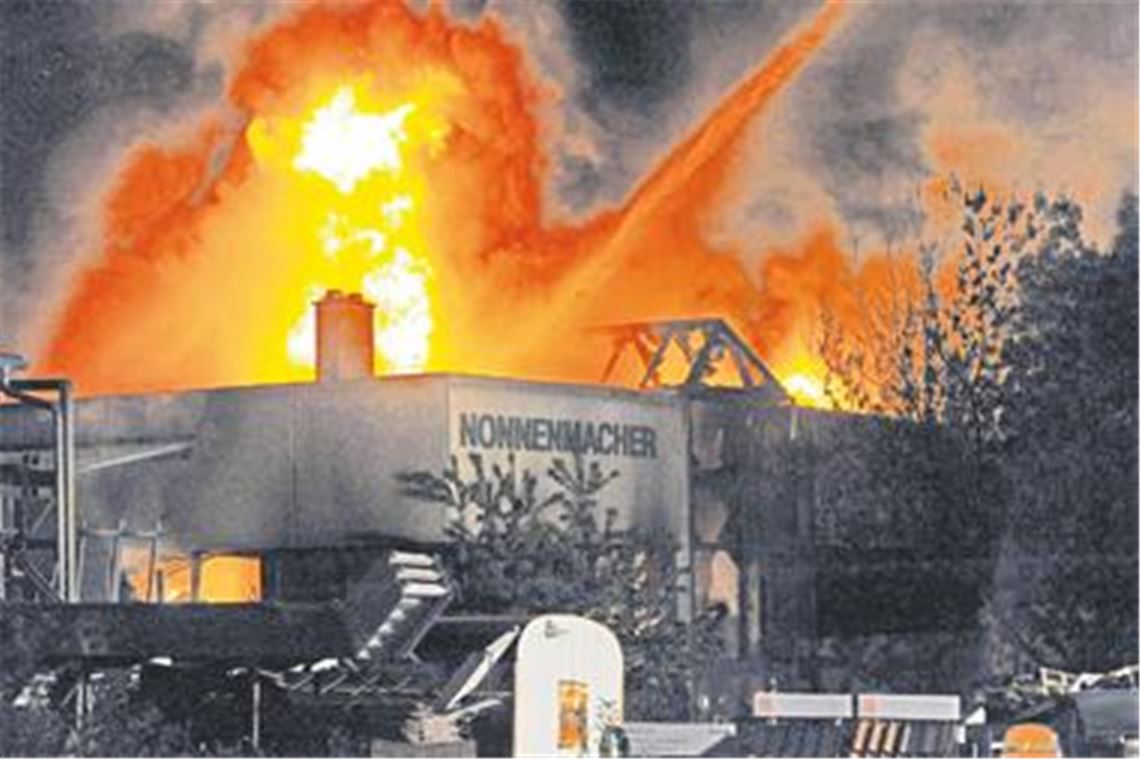 Fabrikhalle in Dürrn brennt lichterloh: Beim Einsatz im Gewerbegebiet stellen die Feuerwehren aus der gesamten Region ihre Kollegialität und Schlagkraft unter Beweis. Foto: Fotomoment