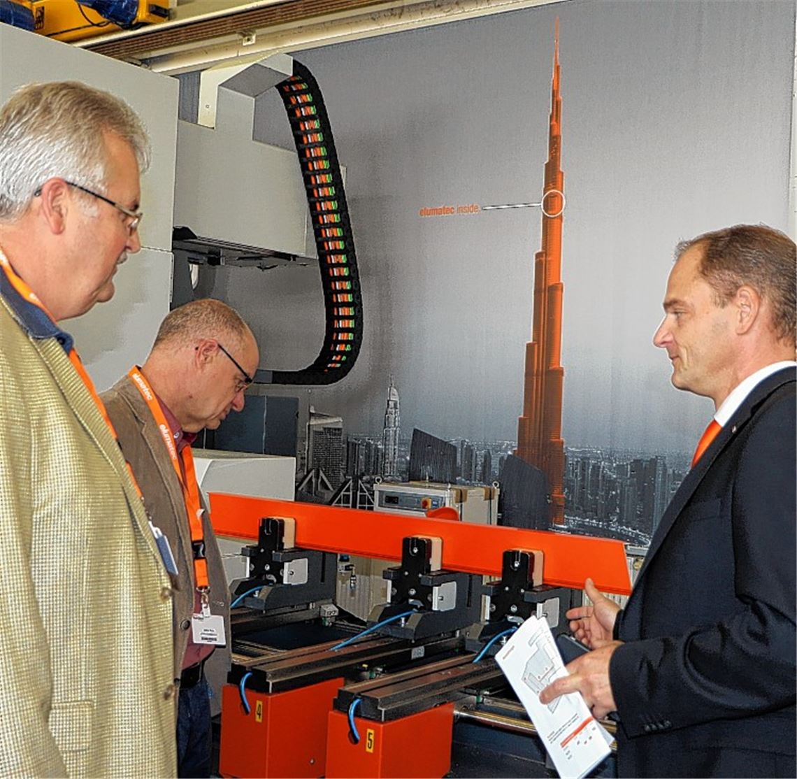 Internationales Flair bei der elumatec AG