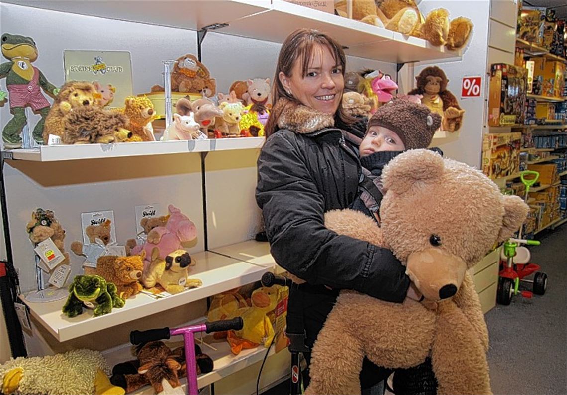 Fachgeschäft statt Onlinekauf: Roller-Kundin Christina Gmeiner mit ihrem Söhnchen Noel auf der Suche nach Geschenkideen. Foto: Sadler