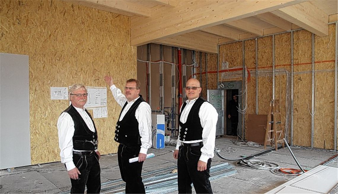 Fachleute vor Ort: Zimmererobermeister Waldemar Lampert (v. li.), Firmenchef Matthias Gommel und Zimmerermeister Andreas Seng inspizieren den Innenraum der künftigen Dauergastronomie auf dem Gartenschaugelände, der ebenso von Holz als Baustoff geprägt ist wie die Fassade. Foto: Sadler