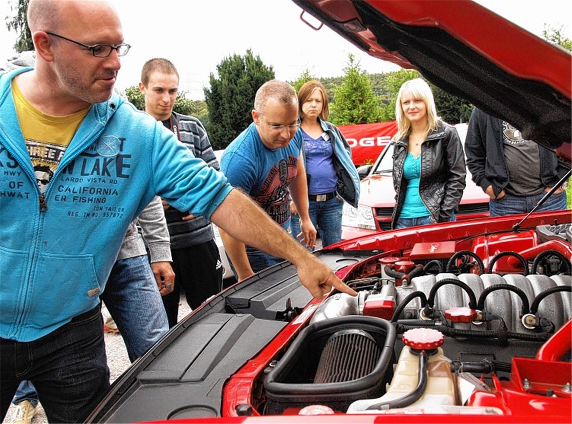 Fachmännische Blicke: Auch unter der Haube sind die Autos in Topzustand.