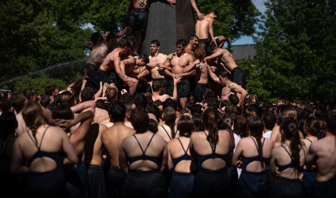 Fähnriche im ersten Jahr erklimmen das Herndon-Denkmal zum Abschluss ihres Studienjahres an der US Naval Academy in Annapolis.