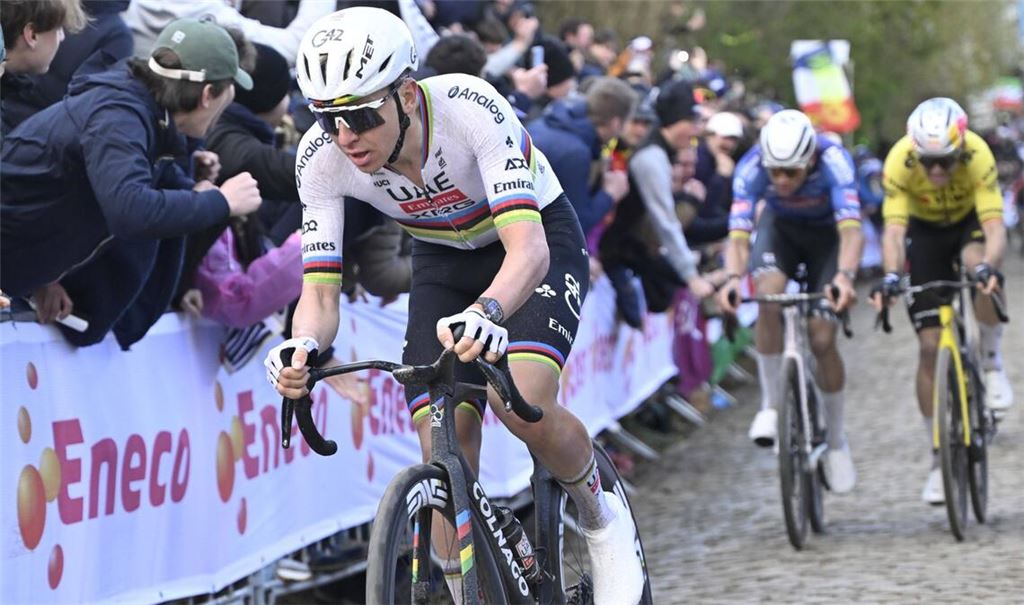 Fährt dem Rest der Weltelite einfach davon: Tadej Pogacar bei der Flandern-Rundfahrt vor Mathieu van der Poel  und Wout van Aert (re.).