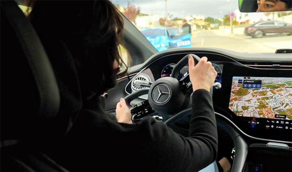 Fährt sich deutlich entspannter: Die Steer-by-Wire-Technologie im neuen Mercedes EQS. Die Lenksäule ist nicht mehr mechanisch mit dem Lenkgetriebe verbunden.